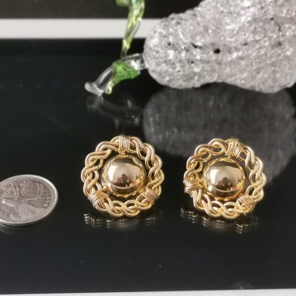 Vintage Curb Link Chain Domed Button Clip on Earring - Picture 6 of 6